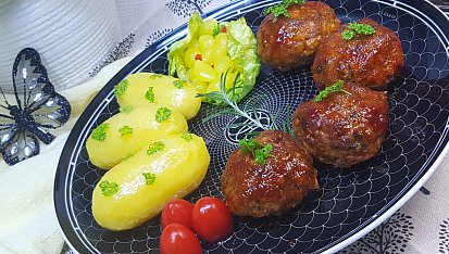 Masové koule plněné mozzarellou se sladkou chilli omáčkou, pečené na cibuli s karotkou a se zelím