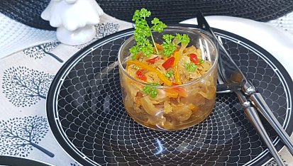 Masové koule plněné mozzarellou se sladkou chilli omáčkou, pečené na cibuli s karotkou a se zelím