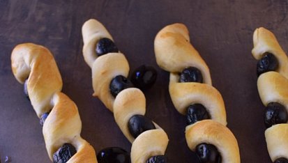Slané tyčky s olivami