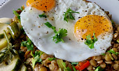 Čočka s mrkví, pórkem a sázeným vejcem (Čočka s mrkví a porkem, volske voko, kvasene okurky)