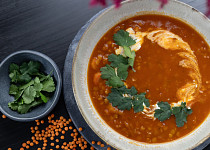 Čočková polévka z červené čočky s chilli a zázvorem