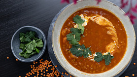 Čočková polévka z červené čočky s chilli a zázvorem