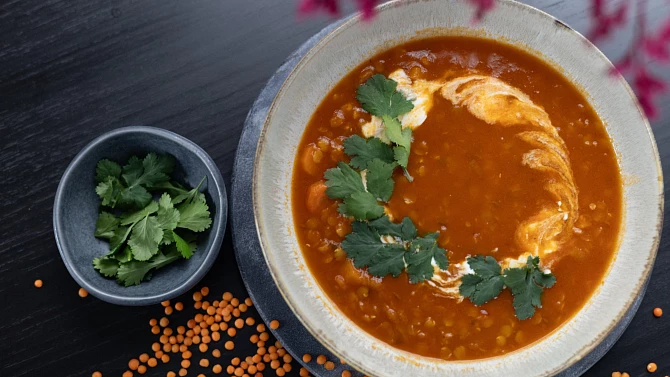 Čočková polévka z červené čočky s chilli a zázvorem Čočková polévka z červené čočky s chilli a zázvorem