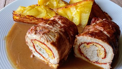 Kuřecí roládky, cibulová omáčka a bramborové pavé