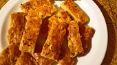 Slané pečivo (krekry) z tvarohového těsta, Platky posypané kmínem a pepřem čtyř barev.
