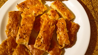 Slané pečivo (krekry) z tvarohového těsta, Platky posypané kmínem a pepřem čtyř barev.