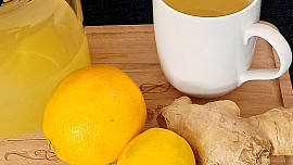 Zázvorový čaj s citrónem, medem a pomerančem