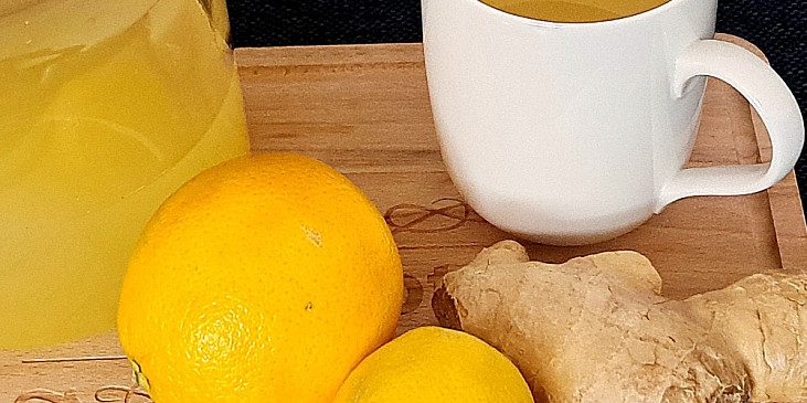 Zázvorový čaj s citrónem, medem a pomerančem