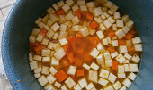 Kuřecí placičky se zeleninou z horkovzdušné fritézy (mrkev a celer nakrájené na kostičky)