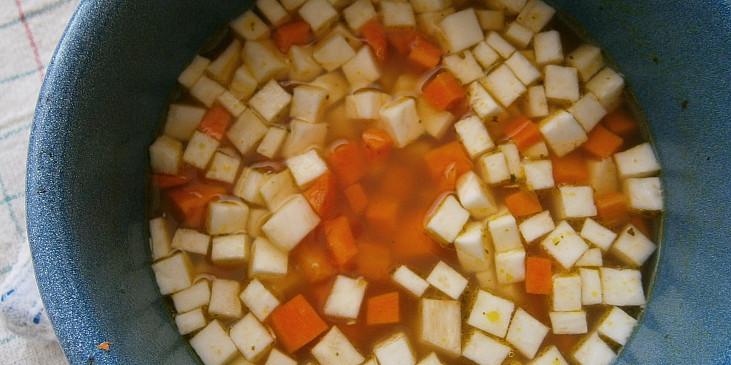 Kuřecí placičky se zeleninou z horkovzdušné fritézy (mrkev a celer nakrájené na kostičky)