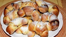 Kynuté rohlíčky s kakaovo-mandlovou náplní