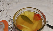 Těstoviny s žampiony, klíčky mungo a marinovanou ředkví (Marinovana redkev s kurkumou)