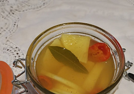 Těstoviny s žampiony, klíčky mungo a marinovanou ředkví (Marinovana redkev s kurkumou)