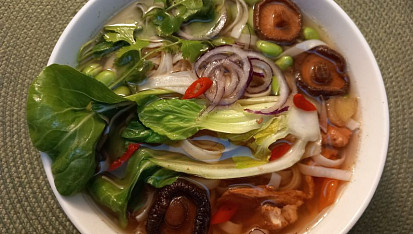 Asijská polévka Pho Ga s pak choi a nudlemi