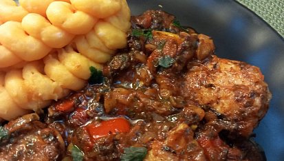 Kuřecí špalíky v zeleninové omáčce s bramborovo-batátovým pyré