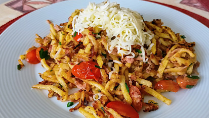 Pikantní špecle se slaninou a rajčaty