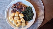 Kuře se špenátem a bramborovými noky, Bramborové špalíčky se špenátem a vepřovým masem