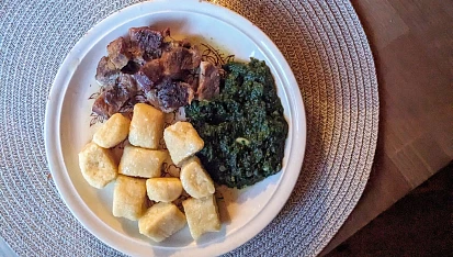Kuře se špenátem a bramborovými noky, Bramborové špalíčky se špenátem a vepřovým masem