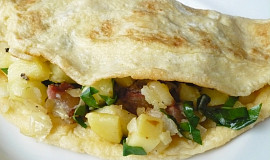 Omeleta se selskou bramborovou náplní a medvědím česnekem