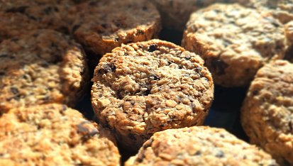 Veganské ''cookies'' kokosové sušenky z ovesných vloček s kousky čokolády