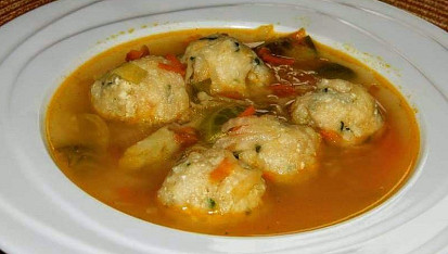 Zeleninová polévka s kapustičkami a tofu knedlíčky