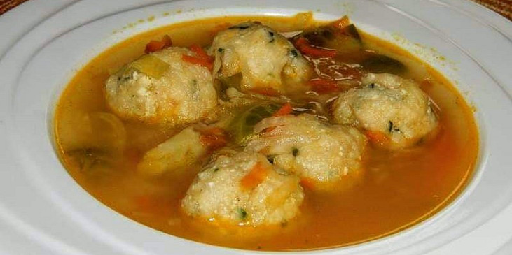 Zeleninová polévka s kapustičkami a tofu knedlíčky