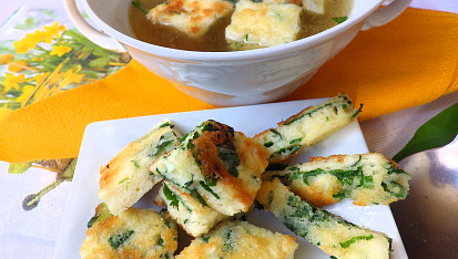 Svítek do polévky s medvědím česnekem a parmezánem