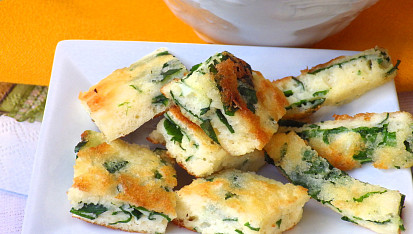 Svítek do polévky s medvědím česnekem a parmezánem