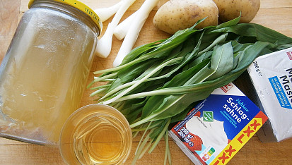 Polévka s medvědím česnekem a jarní cibulkou