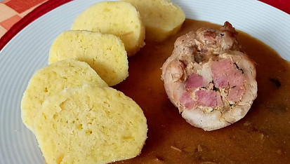 Králičí roládky ze stehen na houbách s bramborovým knedlíkem
