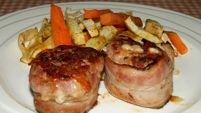 Mleté maso v anglické slanině a zeleninové hranolky