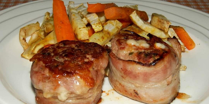 Mleté maso v anglické slanině a zeleninové hranolky