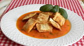 Smažené ravioly plněné ricottou s rajčatovou omáčkou