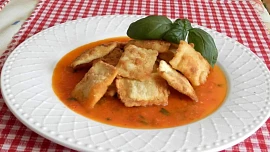 Smažené ravioly plněné ricottou s rajčatovou omáčkou