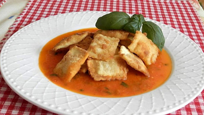 Smažené ravioly plněné ricottou s rajčatovou omáčkou