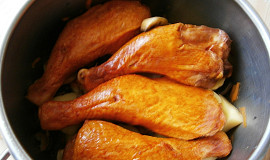 Uzená kuřecí stehna na bramborách a žampionech z papiňáku (tlakového hrnce)
