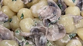Gnocchi s medvědím česnekem, žampiony a smetanou