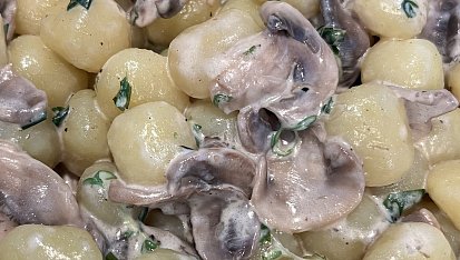 Gnocchi s medvědím česnekem, žampiony a smetanou