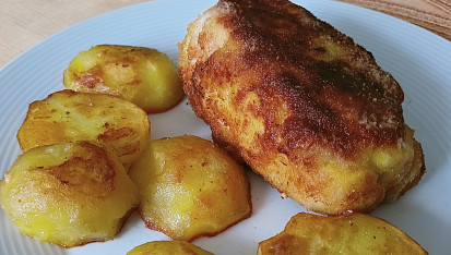 Smažená kuřecí prsa plněná šunkou a nivou