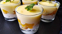 Tvarohovo-pudinkové pohárky s piškoty a meruňkami