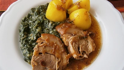 Vepřové koleno na cibuli a česneku v pomalém hrnci