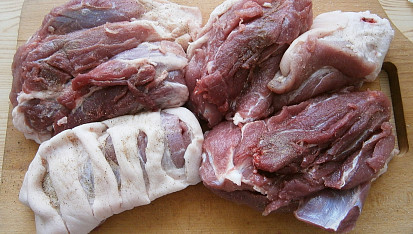 Vepřové koleno na cibuli a česneku v pomalém hrnci