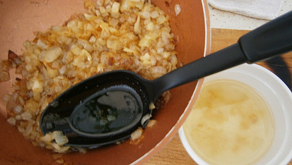 Vepřové koleno na cibuli a česneku v pomalém hrnci