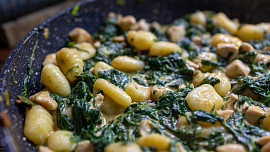 Gnocchi s kuřecím masem a špenátem