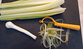 Polévka z řapíkatého celeru se sýrem feta
