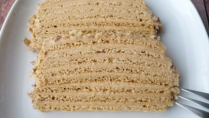Rychlý medovník (bez pečení), Celkem 8 medových plátů a krém z 1 karamelového Salka a 250 g másla.