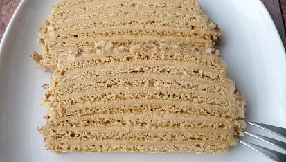 Rychlý medovník (bez pečení), Celkem 8 medových plátů a krém z 1 karamelového Salka a 250 g másla.