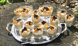 Tvarohovo-pudinkové pohárky s piškoty a meruňkami