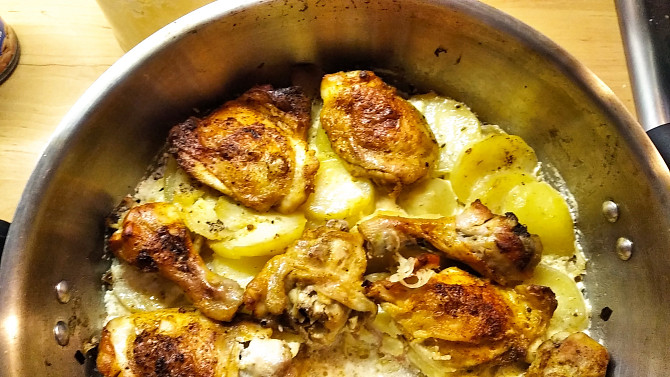 Kuře, brambory a kysané zelí v remosce