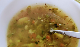 Pórková polévka s česnekem a kroupami